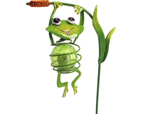 Solar-Gartenstecker in Form eines lächelnden grünen Frosches aus Metall und Glas, der an einem Schilfrohr hängt.