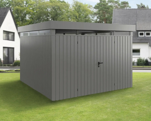 Metallgerätehaus mit Tür im Garten