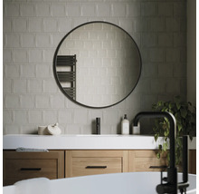 Salle de bain moderne avec meuble-lavabo, miroir rond et carrelage