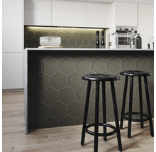 Moderne Küche mit sechseckigen Fliesen, Küchentheke und Barhockern.