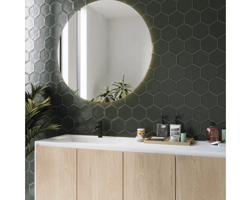 Salle de bain moderne avec carreaux hexagonaux, meuble-lavabo et miroir rond