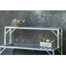 Table de jardin avec deux étagères, contenant des accessoires de jardinage tels que des paniers et des pots de fleurs