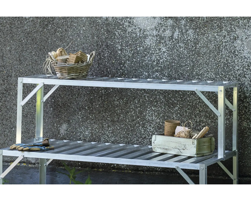 Table de jardin avec deux étagères, contenant des accessoires de jardinage tels que des paniers et des pots de fleurs
