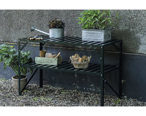 Table de jardin avec deux étagères, décorée avec des plantes et des accessoires de jardinage