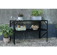 Table de jardin avec deux étagères et accessoires de jardin tels qu'un arrosoir et des plantes
