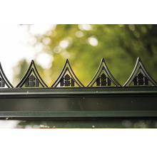 Vue détaillée d'une clôture avec des pointes décoratives