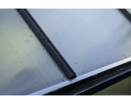 Gros plan d'une plaque de polycarbonate transparente avec des profilés noirs