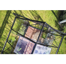 Vue de dessus d'une serre avec des plantes et des meubles de jardin