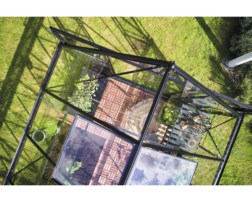 Vue de dessus d'une serre avec des plantes et des meubles de jardin