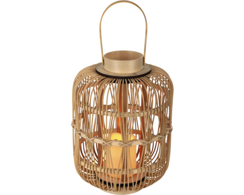 Laterne aus Bambusgeflecht mit Tragegriff und integrierter, leuchtender LED-Kerze.