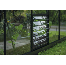 Vue détaillée d'une serre avec fenêtre à lamelles pour la ventilation