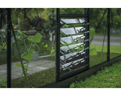 Vue détaillée d'une serre avec fenêtre à lamelles pour la ventilation