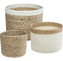 Trois paniers tressés en fibres naturelles de différentes tailles