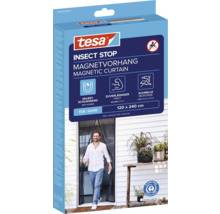 Emballage du rideau magnétique anti-insectes Tesa avec un homme traversant le rideau anthracite et label écologique Ange bleu