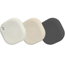 Trois traceurs Bluetooth en blanc, beige et gris foncé avec une structure circulaire et une ouverture pour porte-clés.