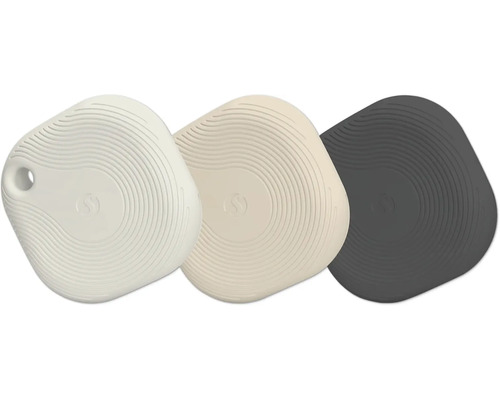 Trois traceurs Bluetooth en blanc, beige et gris foncé avec une structure circulaire et une ouverture pour porte-clés.