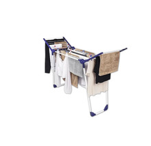 Séchoir à linge avec des vêtements suspendus dessus