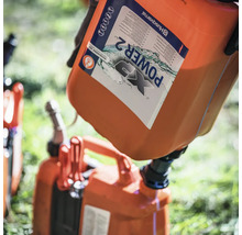 Le carburant Husqvarna XP Power 2 est versé dans un bidon