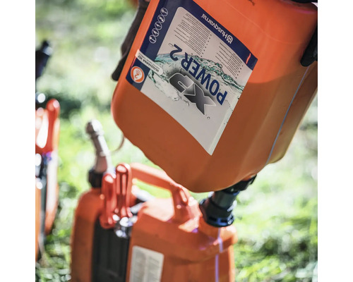 Le carburant Husqvarna XP Power 2 est versé dans un bidon