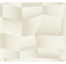 Vliestapete mit geometrischem 3D-Muster aus unregelmäßigen Polygonen mit fein strukturierter Oberfläche.