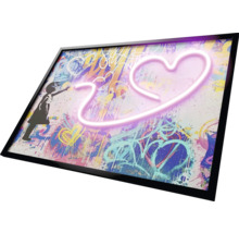 Image décorative avec graffiti et cœur néon dans un cadre