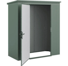 Dunkelgrünes Metallgerätehaus mit Pultdach und einer geöffneten Tür.