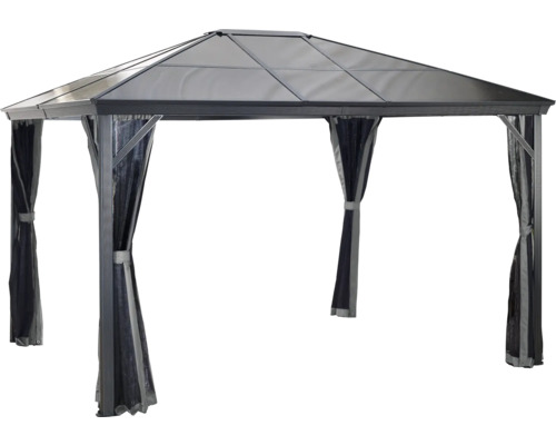 Pavillon mit Vorhängen