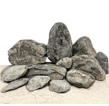 Gestapelte Dekosteine für den Garten