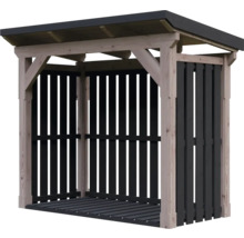 Abri à bûches en bois avec toit en appentis, parois en lattes sombres et plancher.