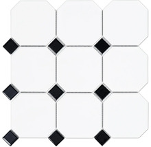Mosaikfliese mit weißen, achteckigen und schwarzen, quadratischen Steinen