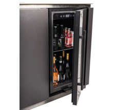 Réfrigérateur à boissons avec porte ouverte, rempli de bouteilles
