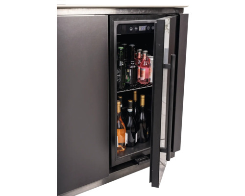 Réfrigérateur à boissons avec porte ouverte, rempli de bouteilles