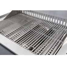 Gros plan d'une grille de barbecue en acier inoxydable