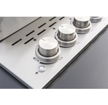 Vue détaillée des commandes d'un barbecue avec boutons rotatifs et bouton d'allumage