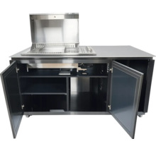 Cuisine extérieure avec portes d'armoires ouvertes pour le rangement