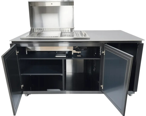 Cuisine extérieure avec portes d'armoires ouvertes pour le rangement