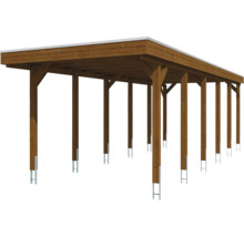 Grand carport en bois avec toit plat et plusieurs poteaux en bois fixés dans des ancres métalliques.