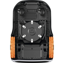 Dessous d'un robot de tonte avec mécanisme de coupe et roues