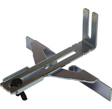 Aide au montage réglable en métal pour cadres de portes avec vis de blocage.