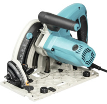 Scie plongeante électrique en bleu et noir avec graduations pour l'angle et la profondeur de coupe.