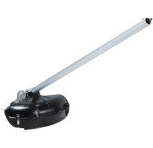 Accessoire de coupe-bordure avec manche en métal argenté et carter de protection noir pour systèmes multi-outils.