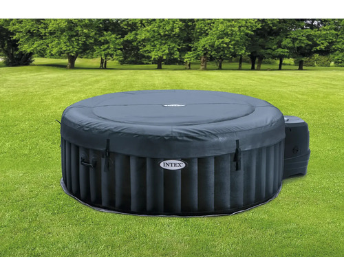 Jacuzzi rond gonflable avec couverture dans le jardin