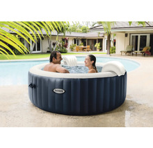 Bain à remous gonflable Intex dans le jardin avec deux personnes