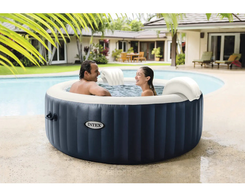 Bain à remous gonflable Intex dans le jardin avec deux personnes