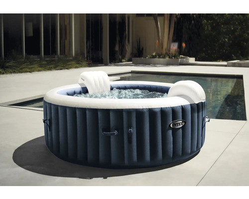 Jacuzzi gonflable avec appuie-tête dans le jardin