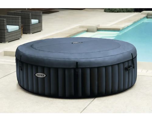 Bain à remous gonflable avec couvercle à l'extérieur.