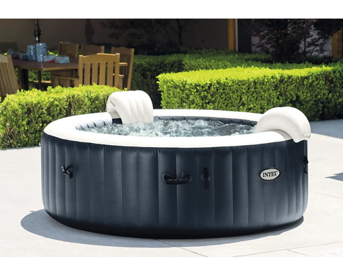 Jacuzzi rond gonflable dans le jardin avec le logo Intex