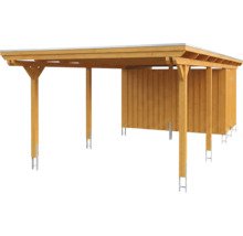 Carport en bois avec remise intégrée et toit plat, poteaux avec ancres métalliques.