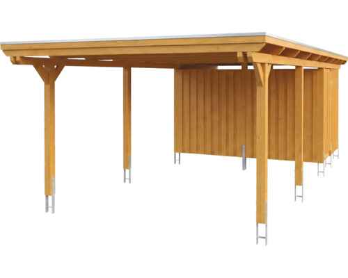 Carport en bois avec remise intégrée et toit plat, poteaux avec ancres métalliques.