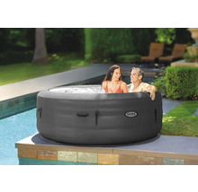 Aufblasbarer Whirlpool mit zwei Personen im Garten neben einem Pool. Intex Logo.